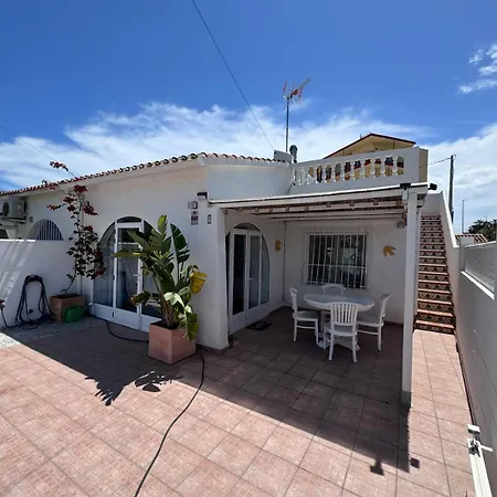 Chalet Adita Beach House دينايا